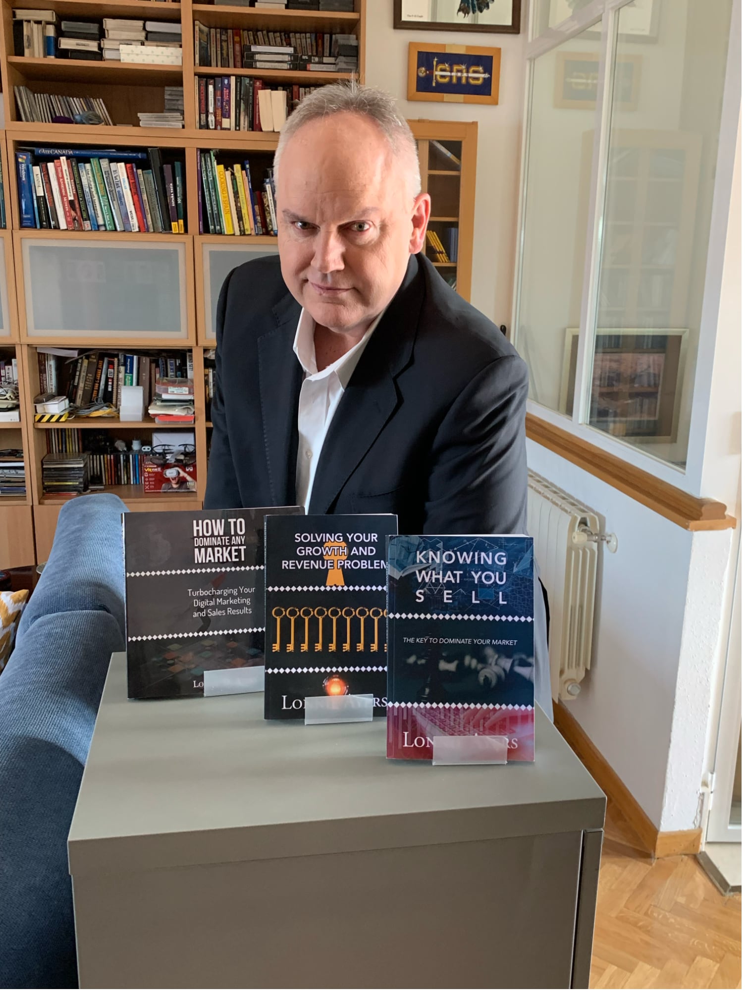 Profile with 3 Books Lonnie Ayers@0.5x